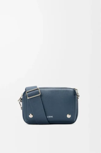 Bolso mensajero Pebble pequeño en piel de becerro granulada flexible teñida en índigo Bolso mensajero Pebble pequeño en piel de becerro granulada flexible teñida en índigo