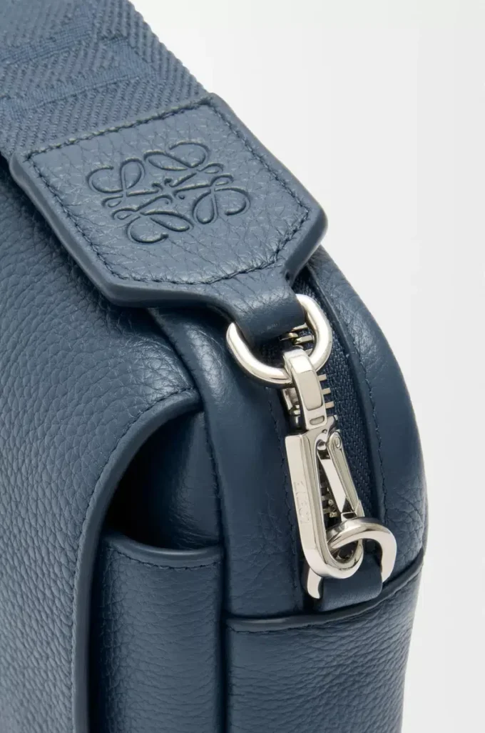 Bolso mensajero Pebble pequeño en piel de becerro granulada flexible teñida en índigo Bolso mensajero Pebble pequeño en piel de becerro granulada flexible teñida en índigo