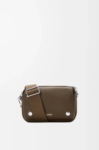 Bolso mensajero Pebble pequeño en piel de becerro granulada flexible Tundra Bolso mensajero Pebble pequeño en piel de becerro granulada flexible Tundra