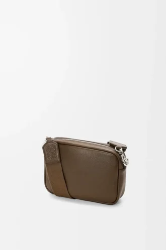 Bolso mensajero Pebble pequeño en piel de becerro granulada flexible Tundra Bolso mensajero Pebble pequeño en piel de becerro granulada flexible Tundra