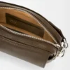 Bolso mensajero Pebble pequeño en piel de becerro granulada flexible Tundra Bolso mensajero Pebble pequeño en piel de becerro granulada flexible Tundra