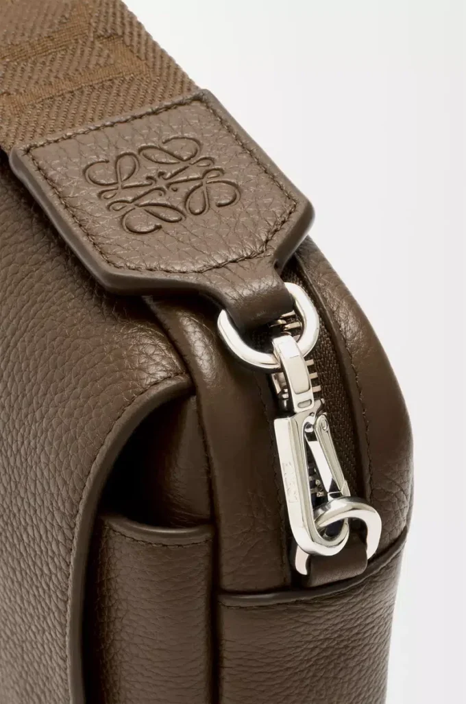 Bolso mensajero Pebble pequeño en piel de becerro granulada flexible Tundra Bolso mensajero Pebble pequeño en piel de becerro granulada flexible Tundra