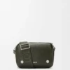 Bolso mensajero pequeño Pebble en piel de becerro granulada flexible. Caqui oscuro Bolso mensajero pequeño Pebble en piel de becerro granulada flexible. Caqui oscuro