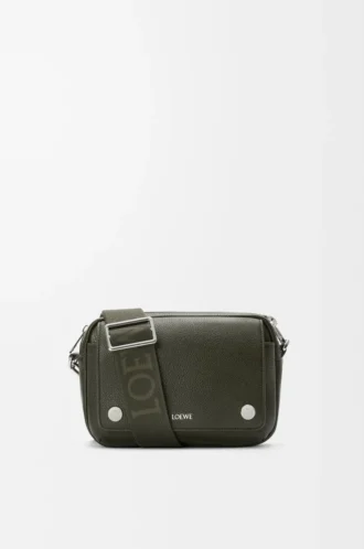 Bolso mensajero pequeño Pebble en piel de becerro granulada flexible. Caqui oscuro