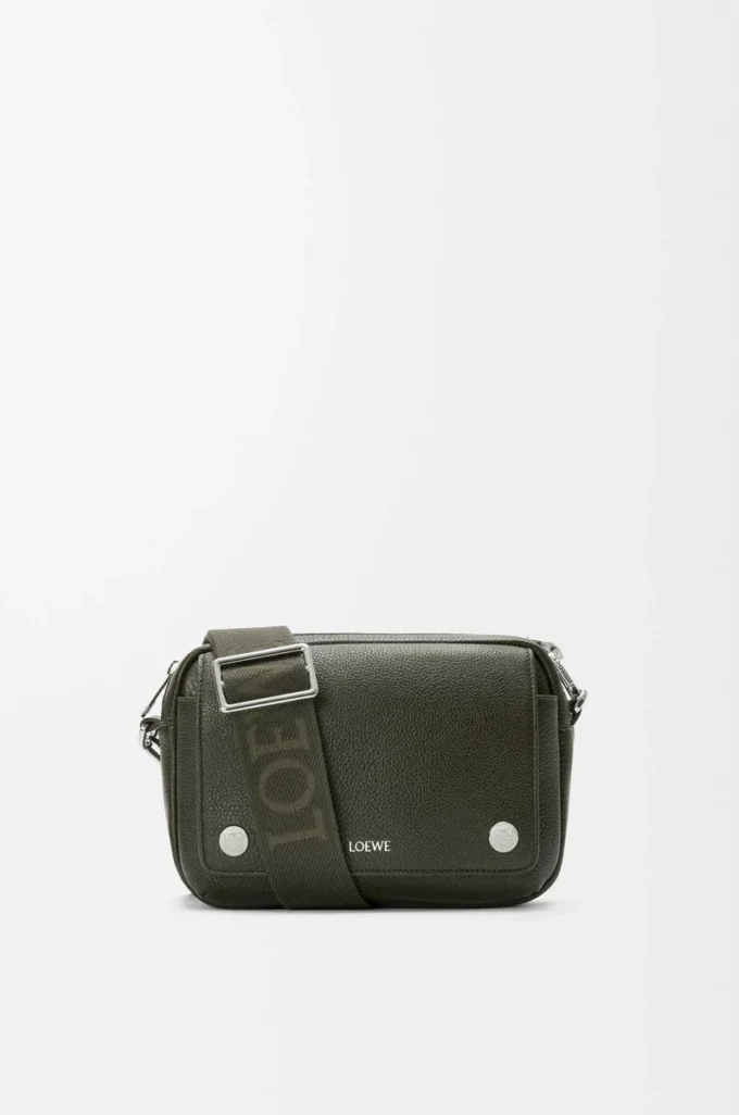 Bolso mensajero pequeño Pebble en piel de becerro granulada flexible. Caqui oscuro Bolso mensajero pequeño Pebble en piel de becerro granulada flexible. Caqui oscuro