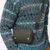 Bolso mensajero pequeño Pebble en piel de becerro granulada flexible. Caqui oscuro Bolso mensajero pequeño Pebble en piel de becerro granulada flexible. Caqui oscuro