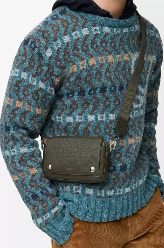 Bolso mensajero pequeño Pebble en piel de becerro granulada flexible. Caqui oscuro Bolso mensajero pequeño Pebble en piel de becerro granulada flexible. Caqui oscuro