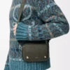 Bolso mensajero pequeño Pebble en piel de becerro granulada flexible. Caqui oscuro Bolso mensajero pequeño Pebble en piel de becerro granulada flexible. Caqui oscuro