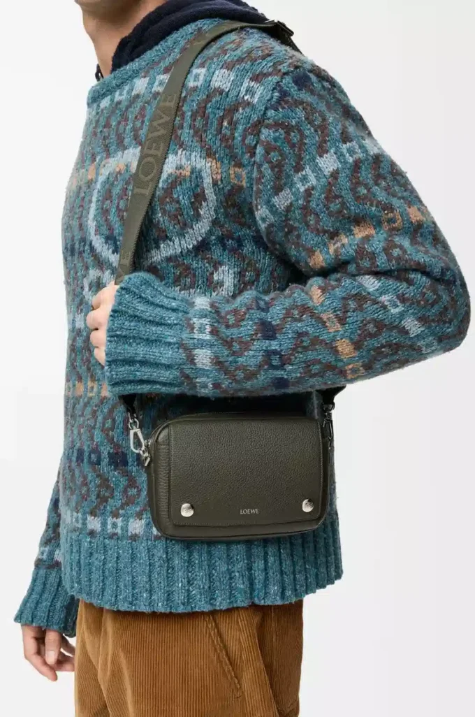 Bolso mensajero pequeño Pebble en piel de becerro granulada flexible. Caqui oscuro Bolso mensajero pequeño Pebble en piel de becerro granulada flexible. Caqui oscuro