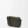 Bolso mensajero pequeño Pebble en piel de becerro granulada flexible. Caqui oscuro Bolso mensajero pequeño Pebble en piel de becerro granulada flexible. Caqui oscuro