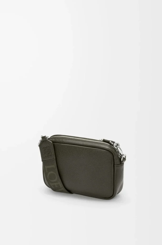 Bolso mensajero pequeño Pebble en piel de becerro granulada flexible. Caqui oscuro Bolso mensajero pequeño Pebble en piel de becerro granulada flexible. Caqui oscuro