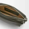 Bolso mensajero pequeño Pebble en piel de becerro granulada flexible. Caqui oscuro Bolso mensajero pequeño Pebble en piel de becerro granulada flexible. Caqui oscuro