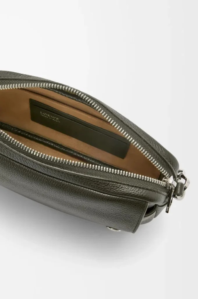Bolso mensajero pequeño Pebble en piel de becerro granulada flexible. Caqui oscuro Bolso mensajero pequeño Pebble en piel de becerro granulada flexible. Caqui oscuro