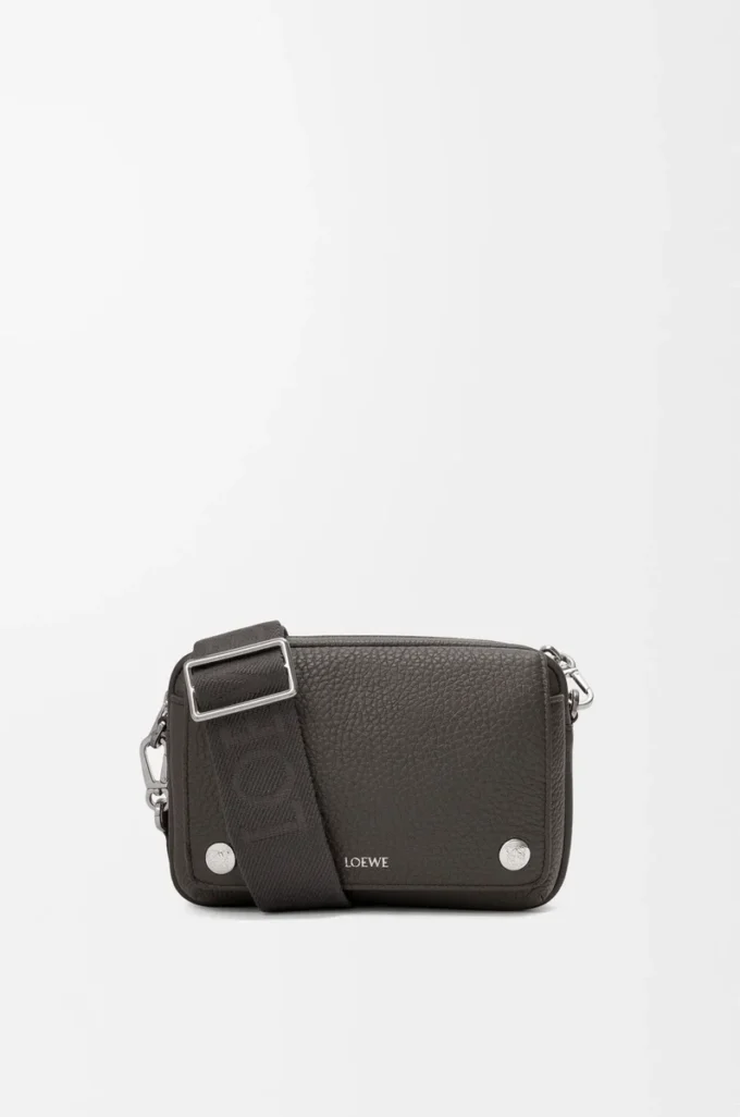 Bolso mensajero pequeño Pebble en piel de becerro granulada flexible Gris oscuro Bolso mensajero pequeño Pebble en piel de becerro granulada flexible Gris oscuro