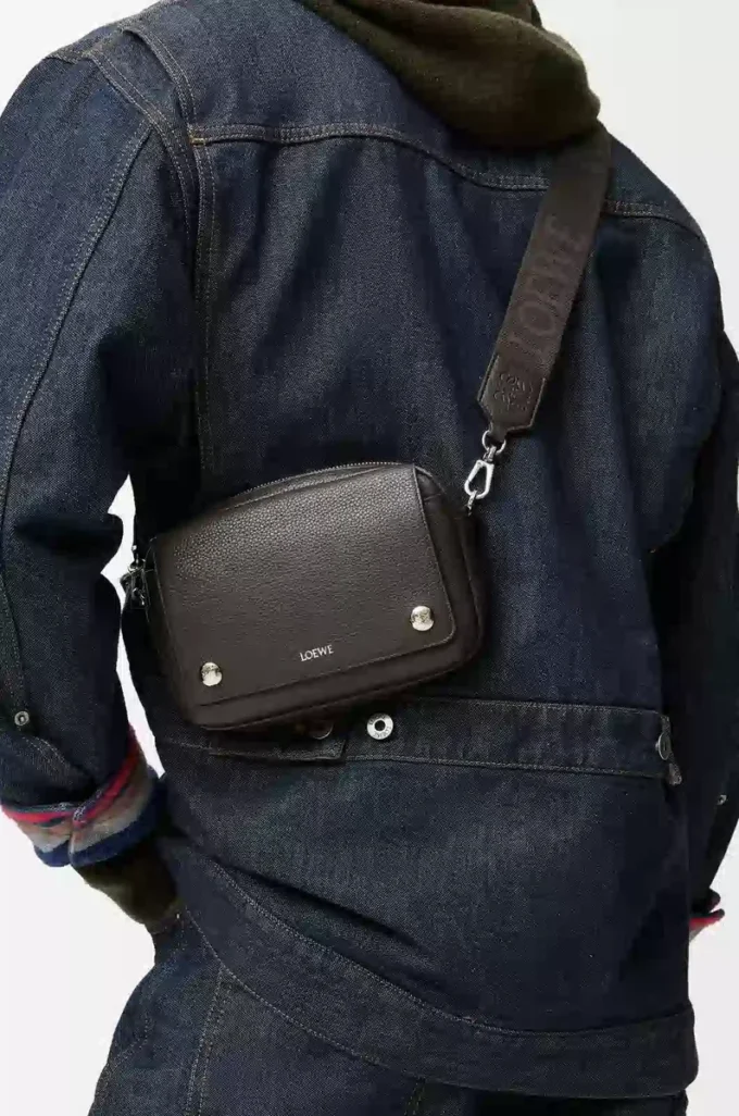 Bolso mensajero pequeño Pebble en piel de becerro granulada flexible Gris oscuro Bolso mensajero pequeño Pebble en piel de becerro granulada flexible Gris oscuro