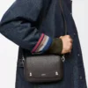Bolso mensajero pequeño Pebble en piel de becerro granulada flexible Gris oscuro Bolso mensajero pequeño Pebble en piel de becerro granulada flexible Gris oscuro