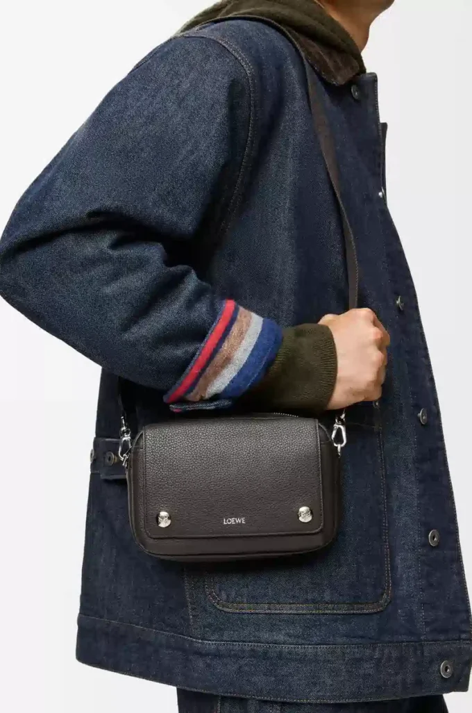 Bolso mensajero pequeño Pebble en piel de becerro granulada flexible Gris oscuro Bolso mensajero pequeño Pebble en piel de becerro granulada flexible Gris oscuro
