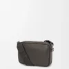 Bolso mensajero pequeño Pebble en piel de becerro granulada flexible Gris oscuro Bolso mensajero pequeño Pebble en piel de becerro granulada flexible Gris oscuro