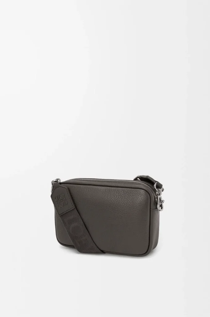 Bolso mensajero pequeño Pebble en piel de becerro granulada flexible Gris oscuro Bolso mensajero pequeño Pebble en piel de becerro granulada flexible Gris oscuro
