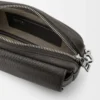 Bolso mensajero pequeño Pebble en piel de becerro granulada flexible Gris oscuro Bolso mensajero pequeño Pebble en piel de becerro granulada flexible Gris oscuro