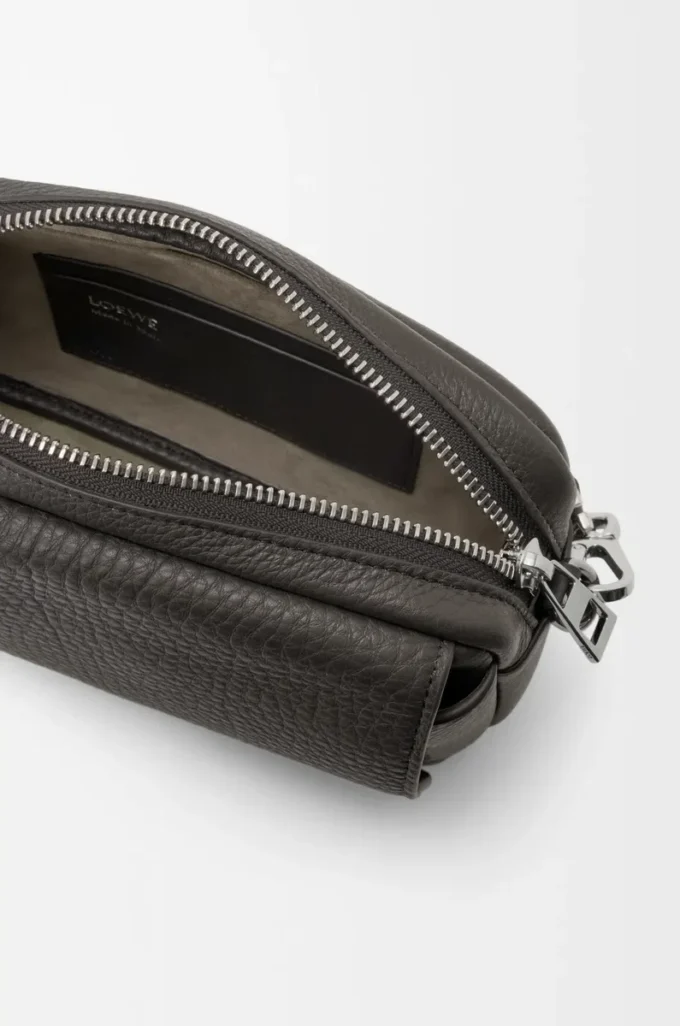 Bolso mensajero pequeño Pebble en piel de becerro granulada flexible Gris oscuro Bolso mensajero pequeño Pebble en piel de becerro granulada flexible Gris oscuro