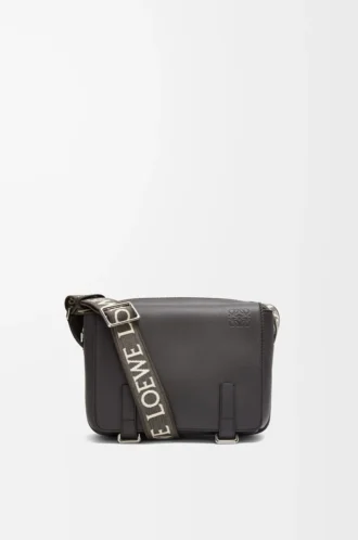 Bolso mensajero XS Military en piel de becerro suave y jacquard gris oscuro