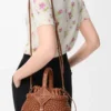 Bolso Mini Diamond Round Basket en piel de becerro Dark Tan Bolso Mini Diamond Round Basket en piel de becerro Dark Tan
