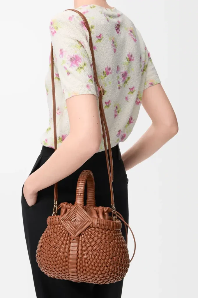 Bolso Mini Diamond Round Basket en piel de becerro Dark Tan Bolso Mini Diamond Round Basket en piel de becerro Dark Tan