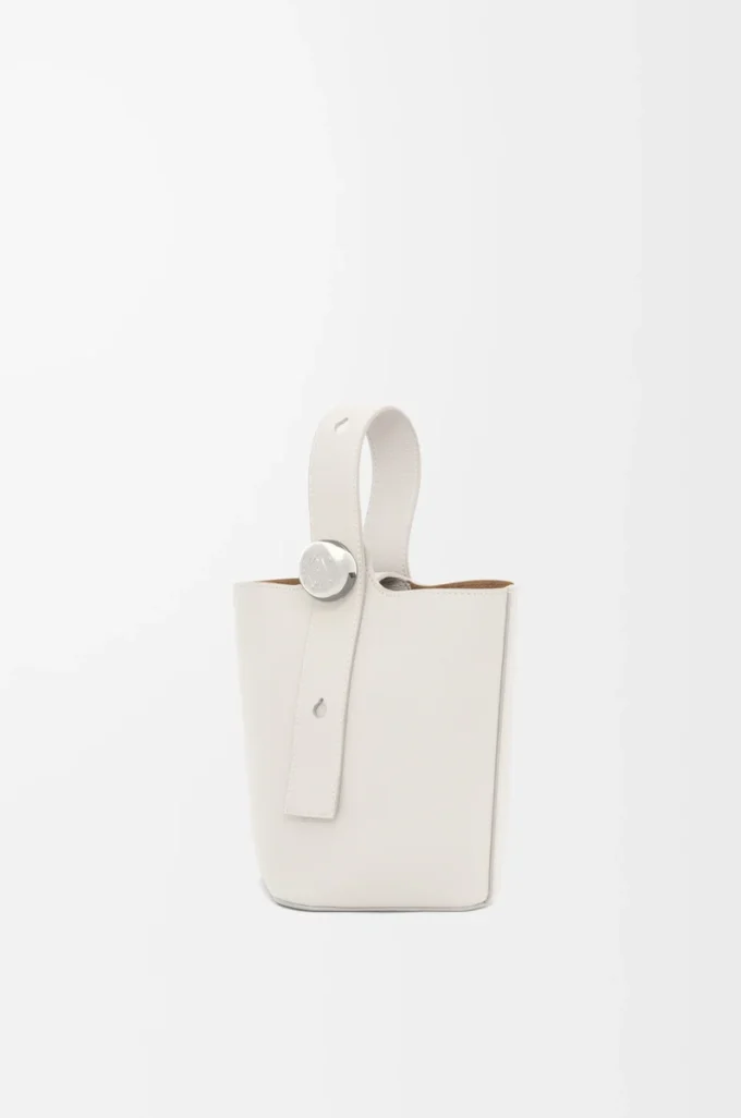 Bolso mini Pebble Bucket en piel de becerro granulada suave color blanco suave Bolso mini Pebble Bucket en piel de becerro granulada suave color blanco suave
