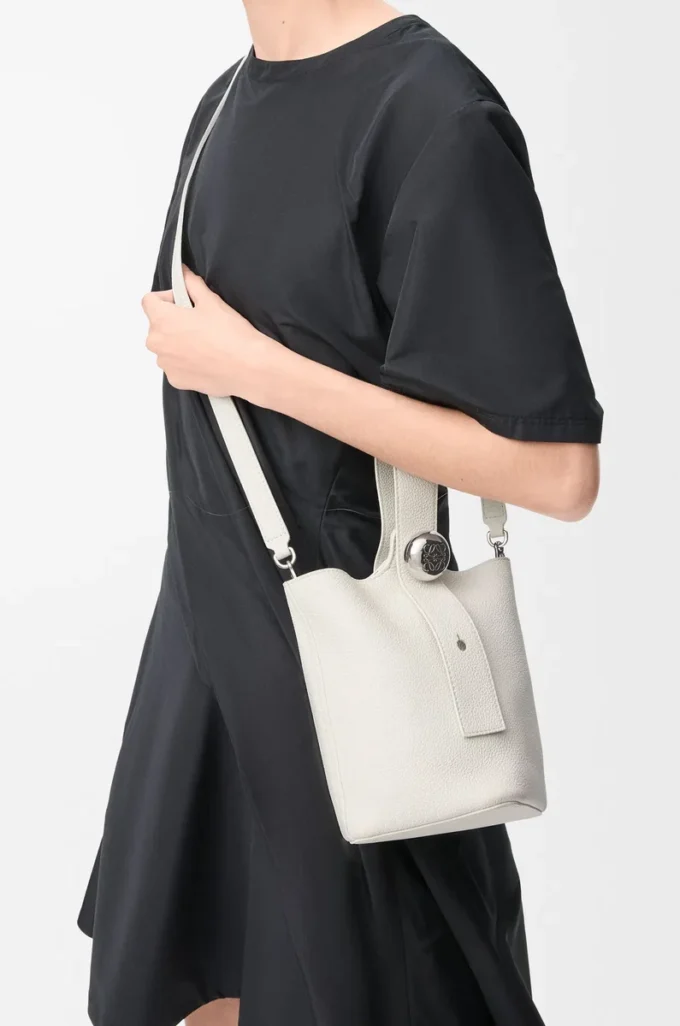 Bolso mini Pebble Bucket en piel de becerro granulada suave color blanco suave Bolso mini Pebble Bucket en piel de becerro granulada suave color blanco suave