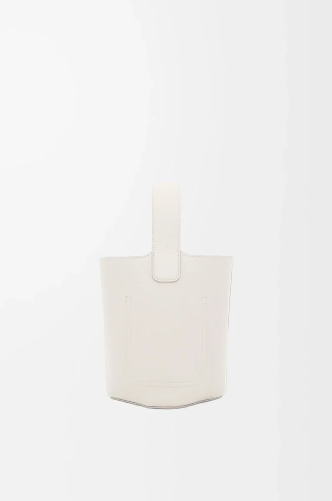 Bolso mini Pebble Bucket en piel de becerro granulada suave color blanco suave Bolso mini Pebble Bucket en piel de becerro granulada suave color blanco suave