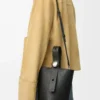 Bolso mini Pebble Bucket en piel de becerro granulada suave color negro Bolso mini Pebble Bucket en piel de becerro granulada suave color negro