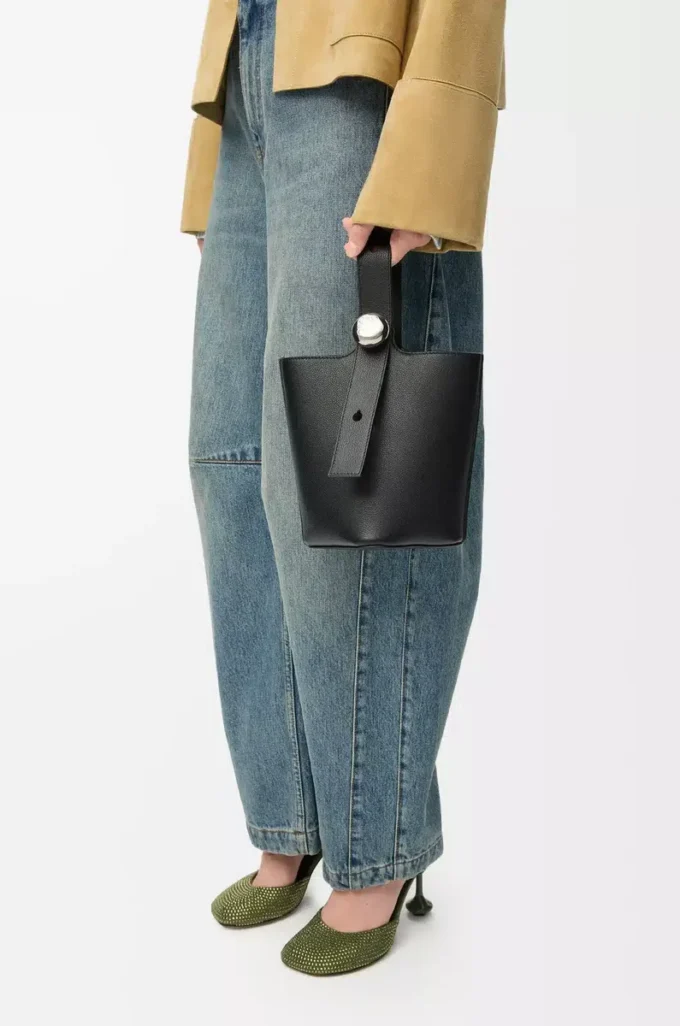 Bolso mini Pebble Bucket en piel de becerro granulada suave color negro Bolso mini Pebble Bucket en piel de becerro granulada suave color negro