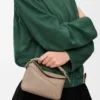 Bolso Mini Puzzle Edge en piel de becerro granulada suave color arena Bolso Mini Puzzle Edge en piel de becerro granulada suave color arena