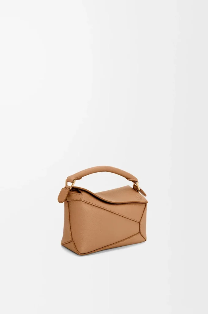 Bolso Mini Puzzle Edge en piel de becerro granulada suave color toffee Bolso Mini Puzzle Edge en piel de becerro granulada suave color toffee