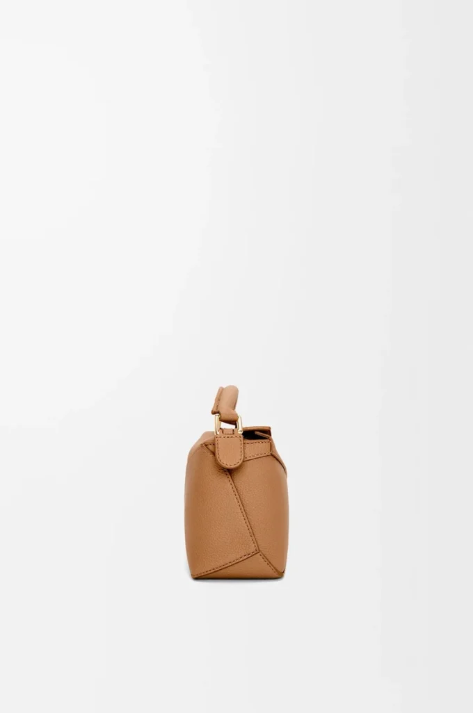 Bolso Mini Puzzle Edge en piel de becerro granulada suave color toffee Bolso Mini Puzzle Edge en piel de becerro granulada suave color toffee
