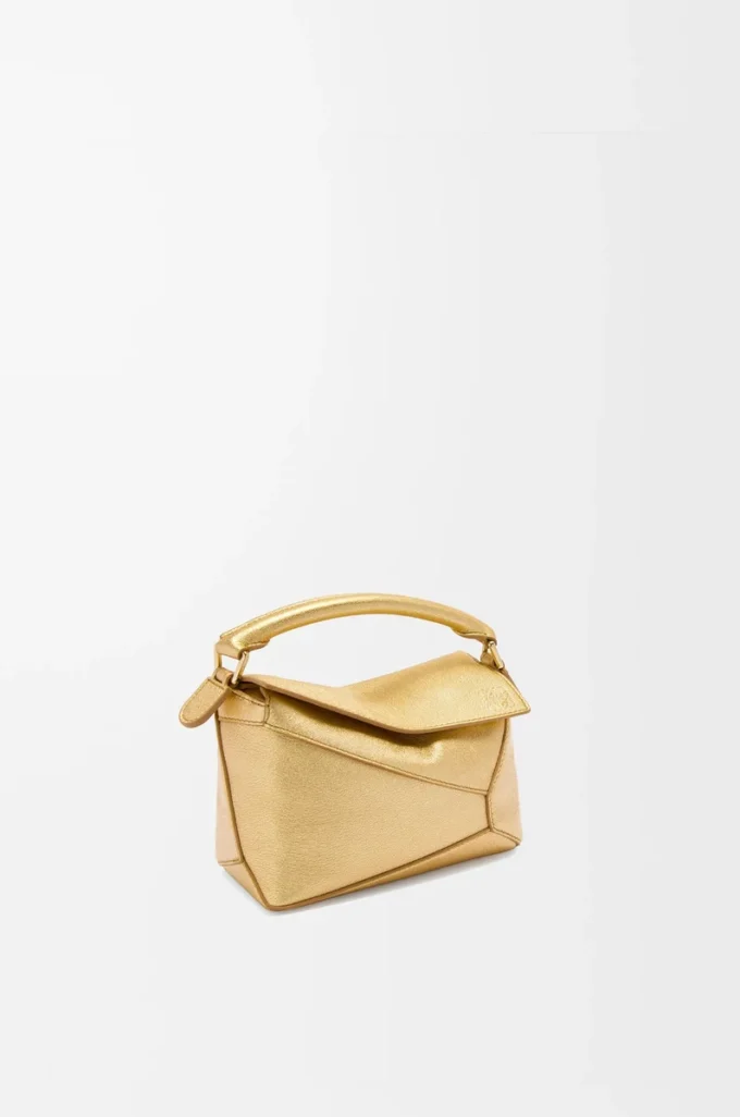 Bolso Mini Puzzle Edge en piel de cordero laminada dorada Bolso Mini Puzzle Edge en piel de cordero laminada dorada