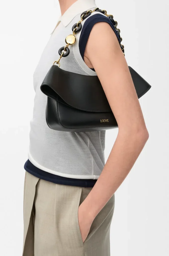 Bolso Ola mediano en piel de becerro lisa, color negro Bolso Ola mediano en piel de becerro lisa, color negro