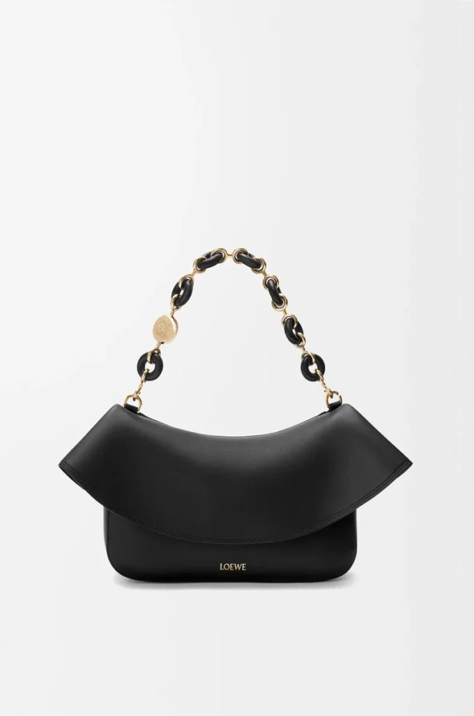 Bolso Ola mediano en piel de becerro lisa, color negro Bolso Ola mediano en piel de becerro lisa, color negro
