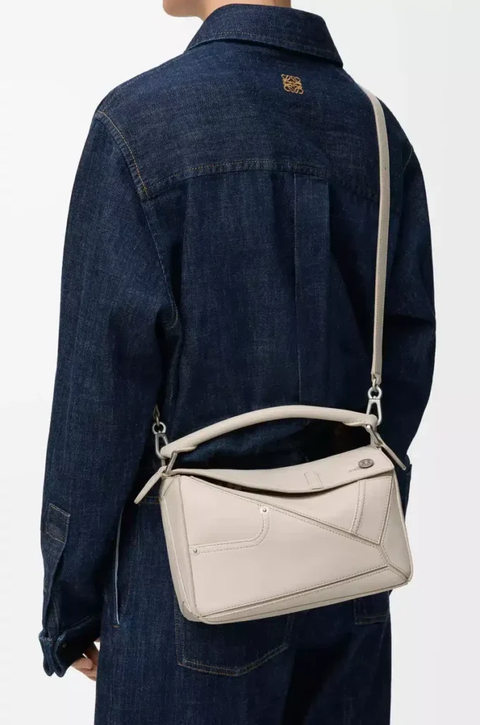 Bolso Panta pequeño Puzzle en piel de becerro brillante Light Ghost Bolso Panta pequeño Puzzle en piel de becerro brillante Light Ghost