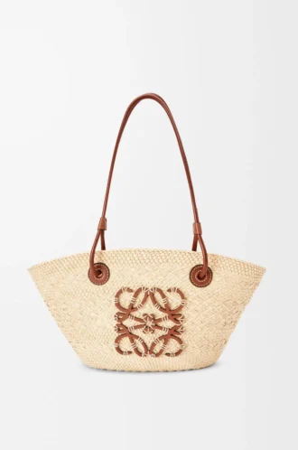 Bolso pequeño Anagram Basket en palma iraca y piel de becerro Natural/Tan