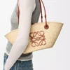 Bolso pequeño Anagram Basket en palma iraca y piel de becerro Natural/Tan Bolso pequeño Anagram Basket en palma iraca y piel de becerro Natural/Tan
