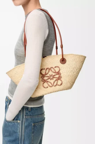 Bolso pequeño Anagram Basket en palma iraca y piel de becerro Natural/Tan