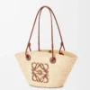 Bolso pequeño Anagram Basket en palma iraca y piel de becerro Natural/Tan Bolso pequeño Anagram Basket en palma iraca y piel de becerro Natural/Tan
