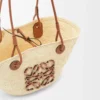 Bolso pequeño Anagram Basket en palma iraca y piel de becerro Natural/Tan Bolso pequeño Anagram Basket en palma iraca y piel de becerro Natural/Tan