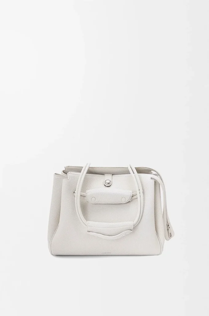 Bolso pequeño Madrid en piel de becerro granulada suave Soft White. Bolso pequeño Madrid en piel de becerro granulada suave Soft White.