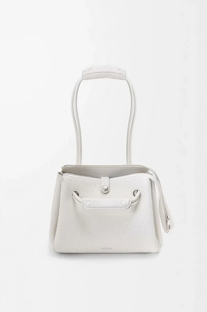 Bolso pequeño Madrid en piel de becerro granulada suave Soft White. Bolso pequeño Madrid en piel de becerro granulada suave Soft White.