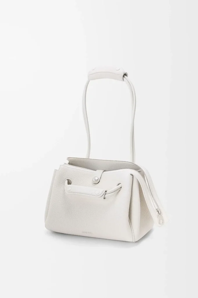 Bolso pequeño Madrid en piel de becerro granulada suave Soft White. Bolso pequeño Madrid en piel de becerro granulada suave Soft White.