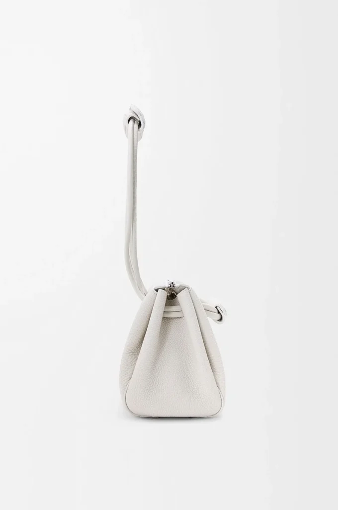 Bolso pequeño Madrid en piel de becerro granulada suave Soft White. Bolso pequeño Madrid en piel de becerro granulada suave Soft White.