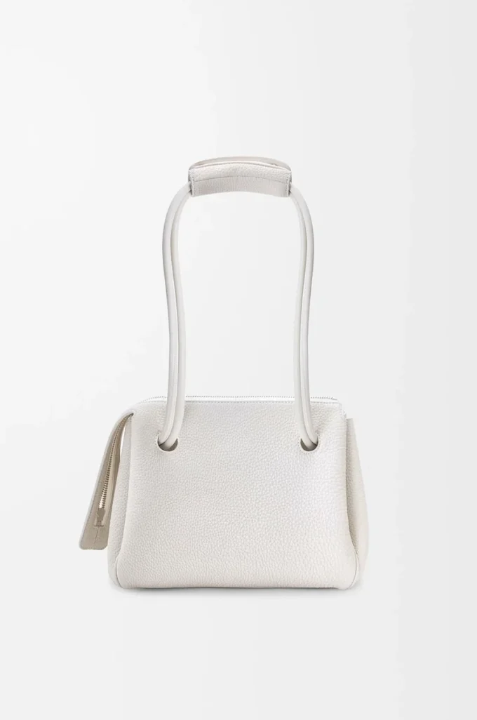 Bolso pequeño Madrid en piel de becerro granulada suave Soft White. Bolso pequeño Madrid en piel de becerro granulada suave Soft White.
